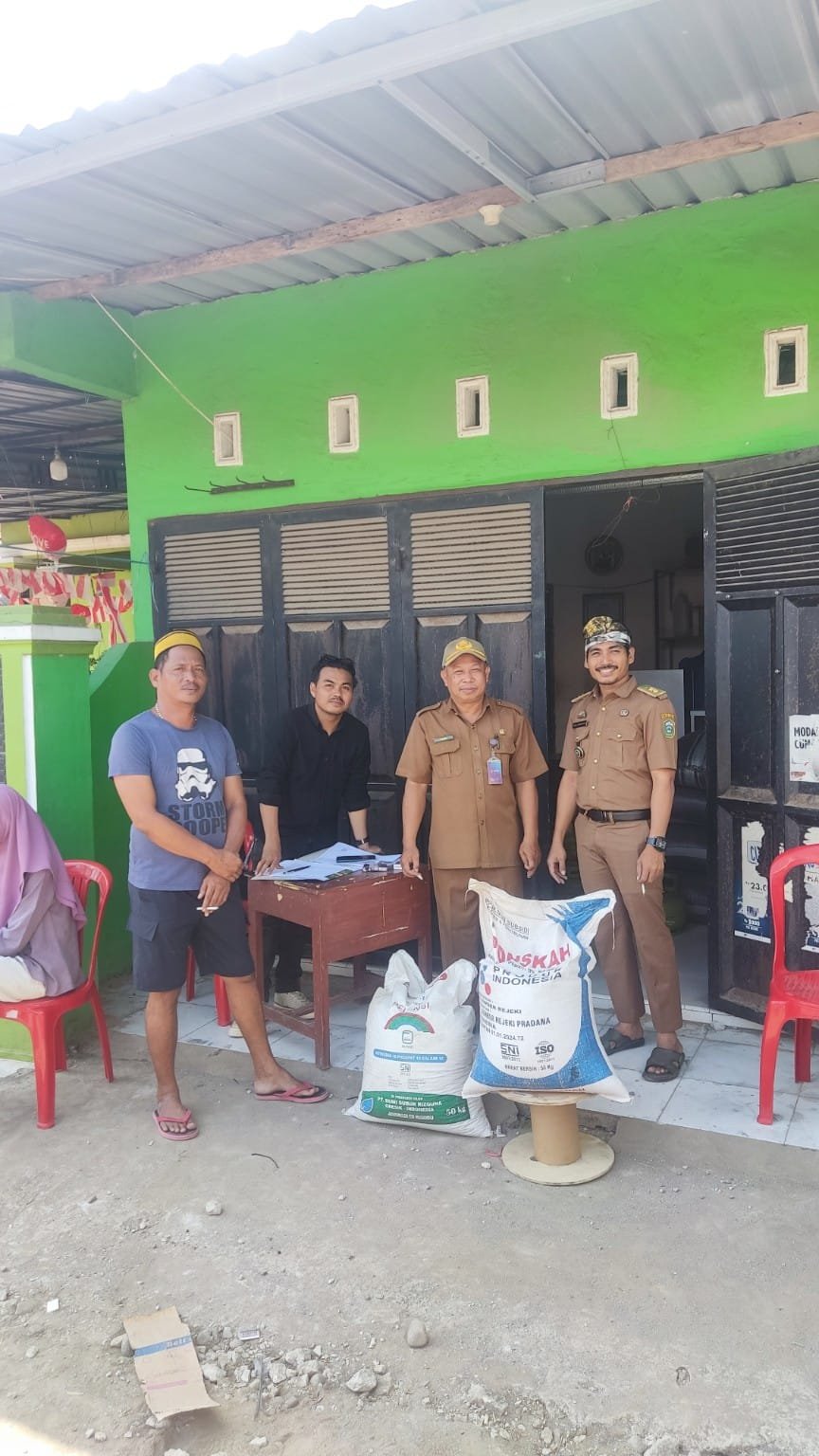 Pembagian Pupuk Gratis bagi Petani Desa Galesong Timur